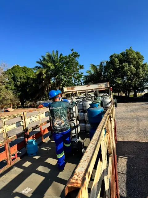 Colaborador organizando botijões na carroceria do caminhão