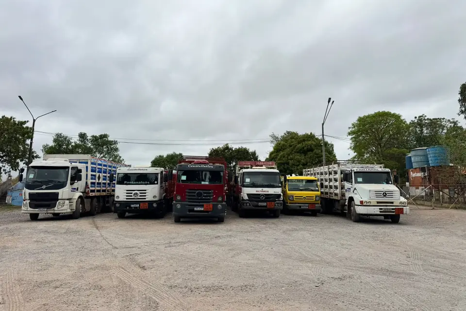 Seis caminhões da frota da Pantanal Gás estacionados lado a lado no pátio