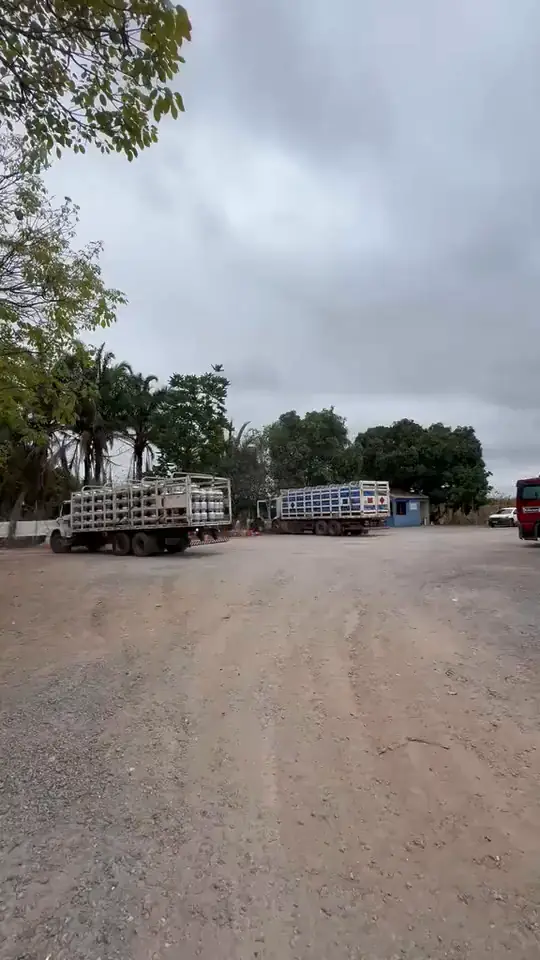 Vídeo curto dos caminhões da Pantanal Gás no pátio do depósito