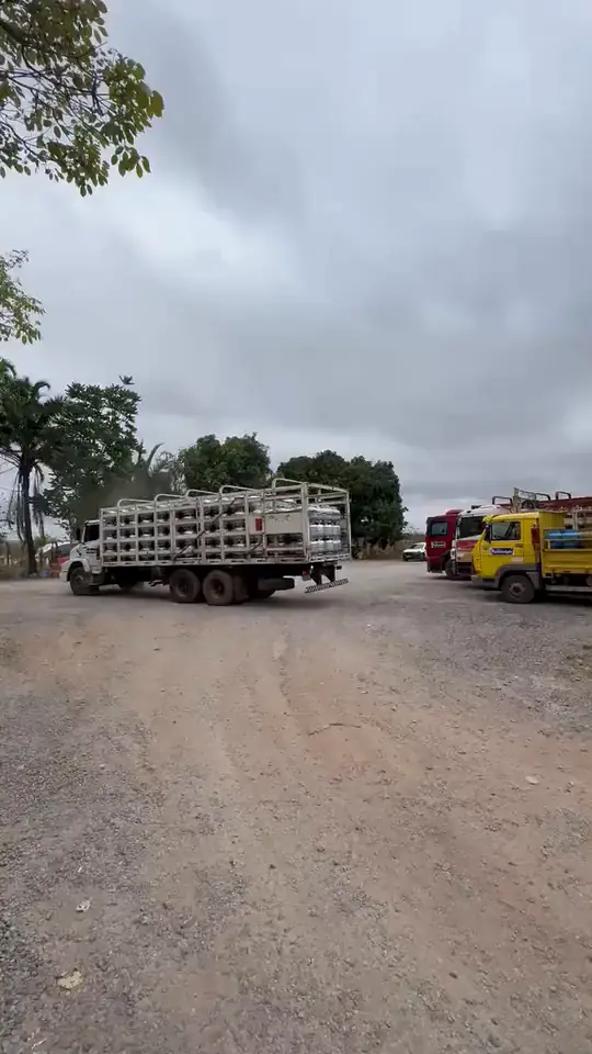 Vídeo curto de caminhões carregados de botijões no pátio