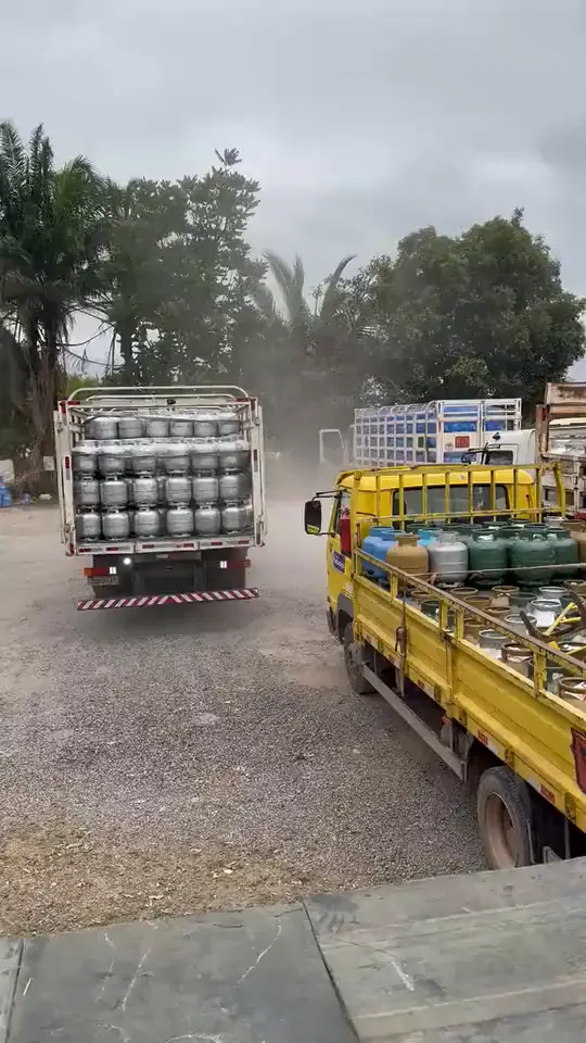 Vídeo curto da movimentação de botijões e caminhões no depósito